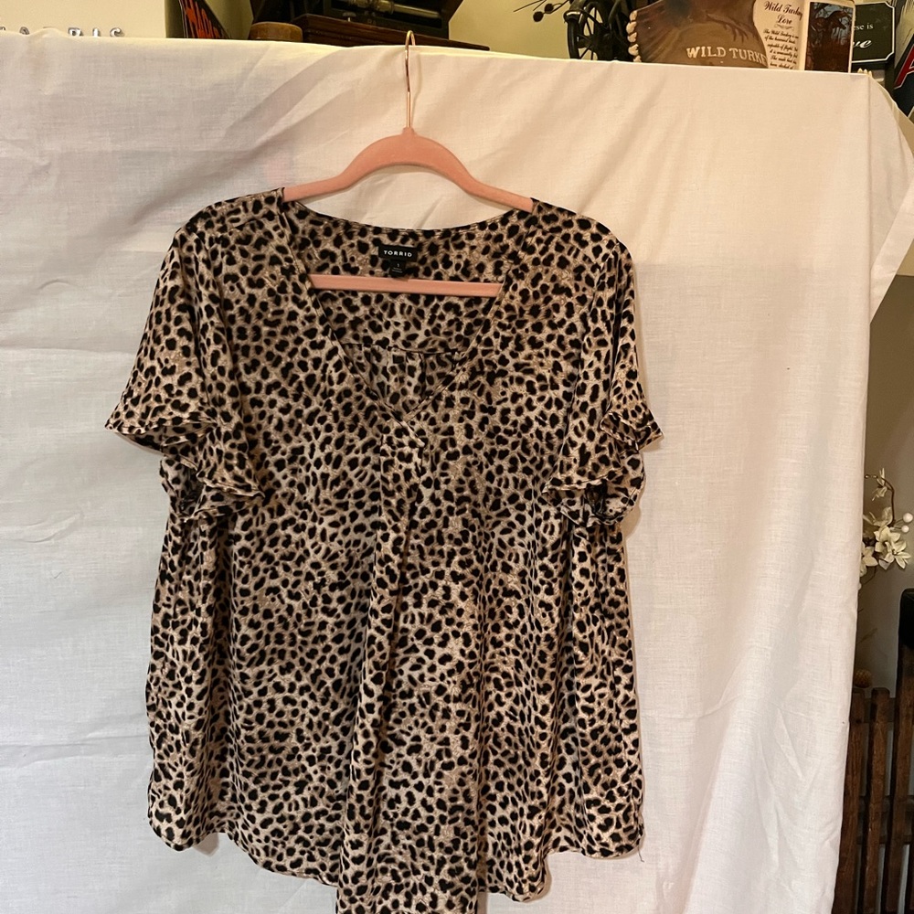 Torrid size 1 (runs large) short sleeve blouse